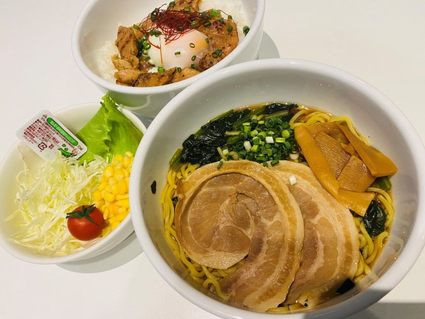 しょうゆラーメン＆焼き鳥丼＆サラダ.jpg